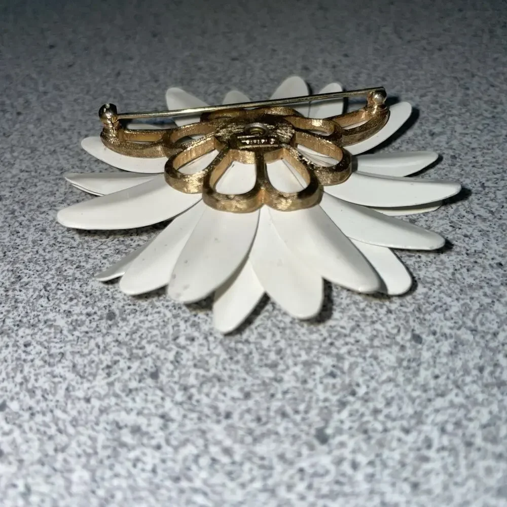 Vintage Crown Trifari Gold Tone White Enamel Daisy Pin Brooch 2.5” - Picture 5 of 6